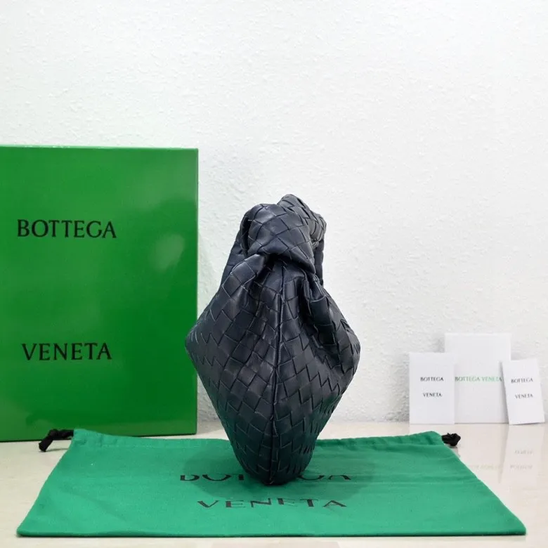 Batch 1460 BV Bottega Veneta 2022 Early Spring New Ladies Medium JODIE Handbag BV Bag 🔥The new method is to round the corners on the original basis and knot the round hobo bag with classic woven leather. The most iconic triangular pull-out design, using sheepskin draped soft shape, is super suitable for concave shapes~ Jodie feels really gentle to people, and is definitely the best item for daily matching. It has the same weave, new elements and twists, and is versatile. It is the new favorite of street style Internet celebrities! Size: 36*21*13 Model: 6697